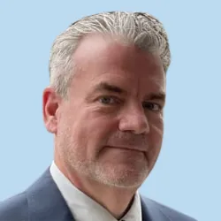 Älterer Geschäftsmann im grauen Anzug mit ernstem Gesichtsausdruck