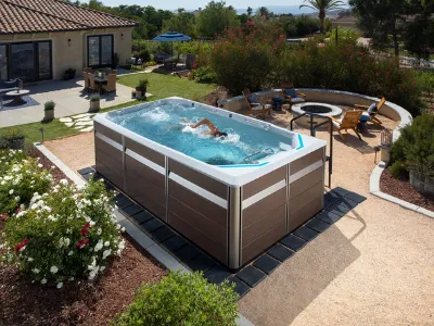 Schwimmer in einem Whirlpool im Garten mit Terrasse und Blumen
