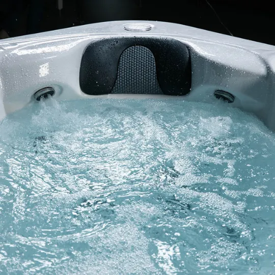 Sprudelndes Wasser in einem Whirlpool mit schäumendem, blau-türkisem Wasserbad