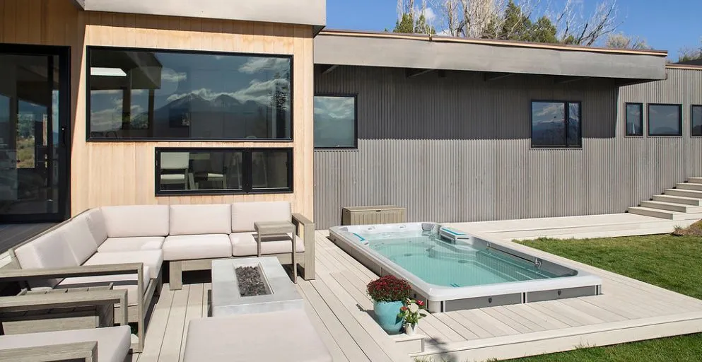 Modernes Haus mit Terrasse, Lounge-Bereich und eingebettetem Swimmingpool