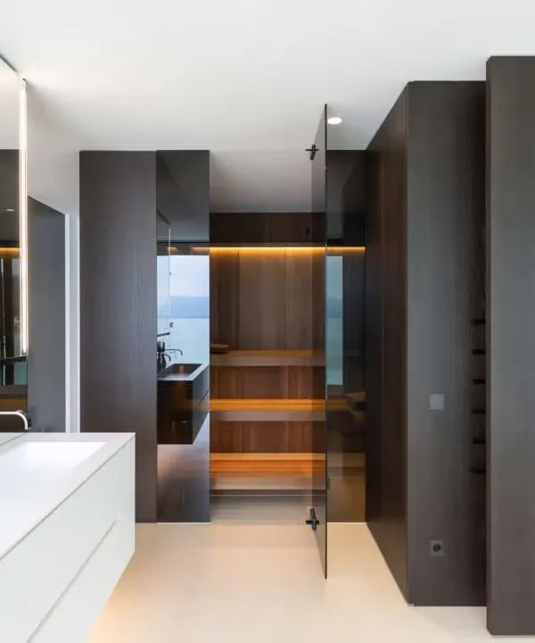 Moderne Sauna mit Holzbänken und warmen Lichtakzenten in minimalistischem Design