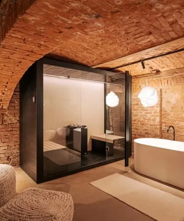 Modernes Badezimmer mit Backsteingewölbe und Glasdusche