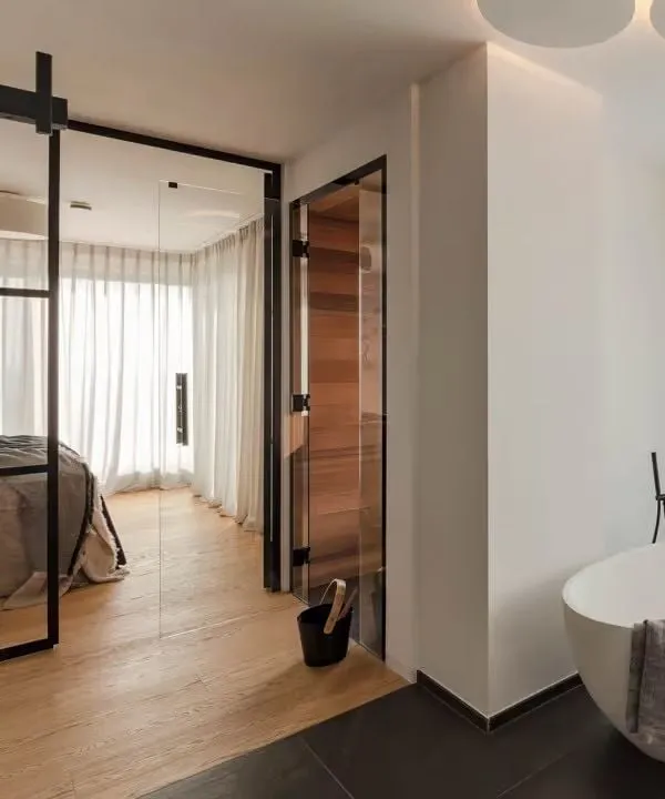 Modernes Schlafzimmer mit Glastür, Holzboden und elegantem Interieur