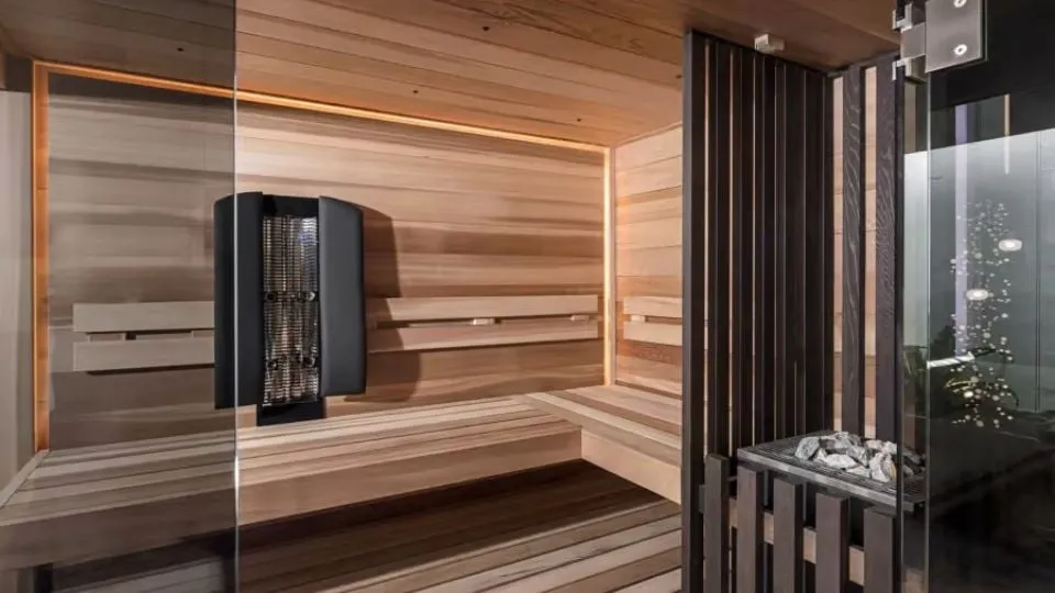 Moderne Holz-Sauna mit Glastür und elegantem Heizgerät