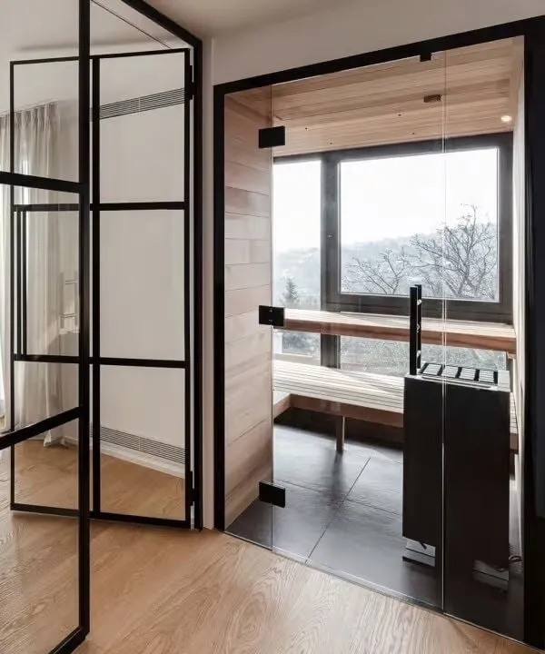 Moderner Raum mit Glaswänden, Holzverkleidung und Winterblick durch Fenster