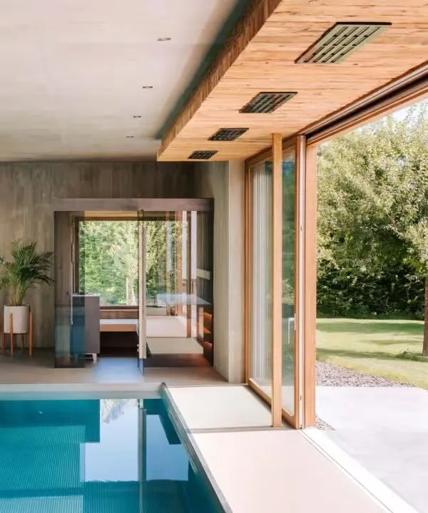 Modernes Haus mit Innenpool, Holzdecke und Blick in den Garten