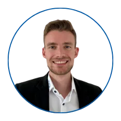 Lächelnder junger Mann im schwarzen Blazer mit professionellem Profilbild