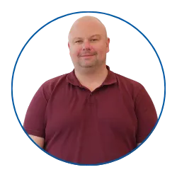 Lächelnder Mann im roten Poloshirt vor blauem Kreis