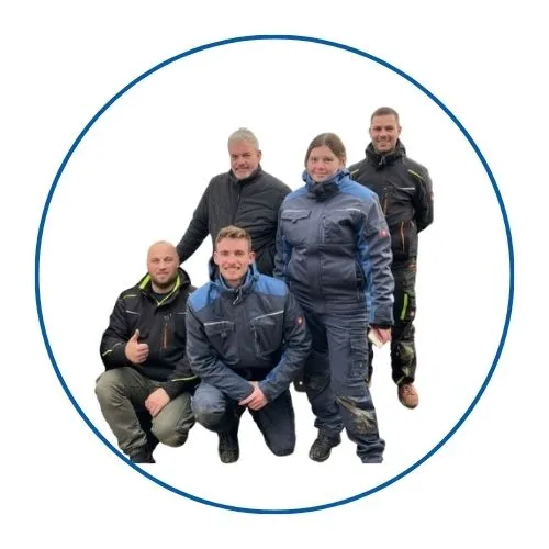 Fünf Personen in Winterkleidung, posieren als Team in einem blauen Kreis