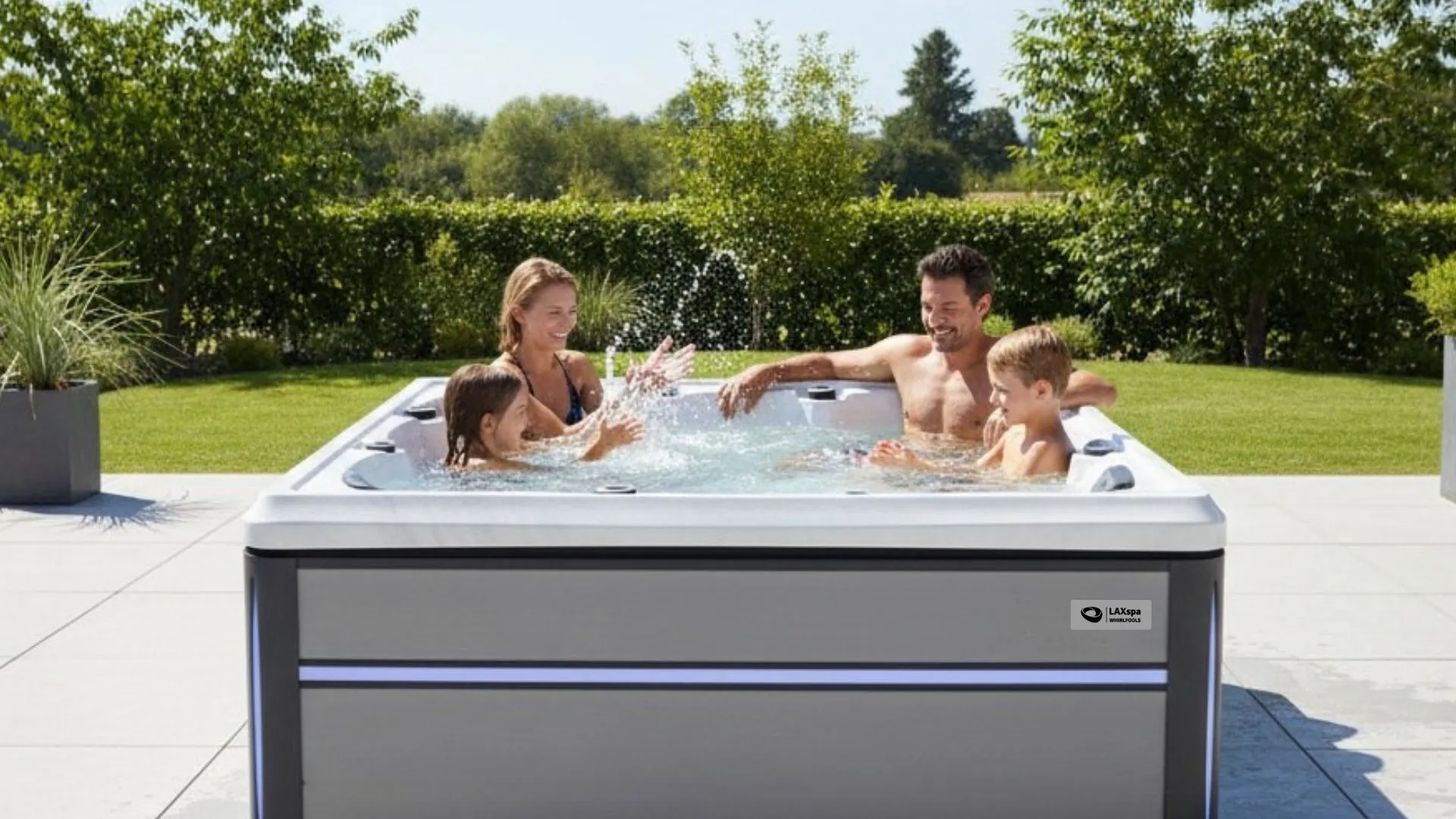Familie genießt sonnigen Tag im Whirlpool mit Wasserspaß im Garten
