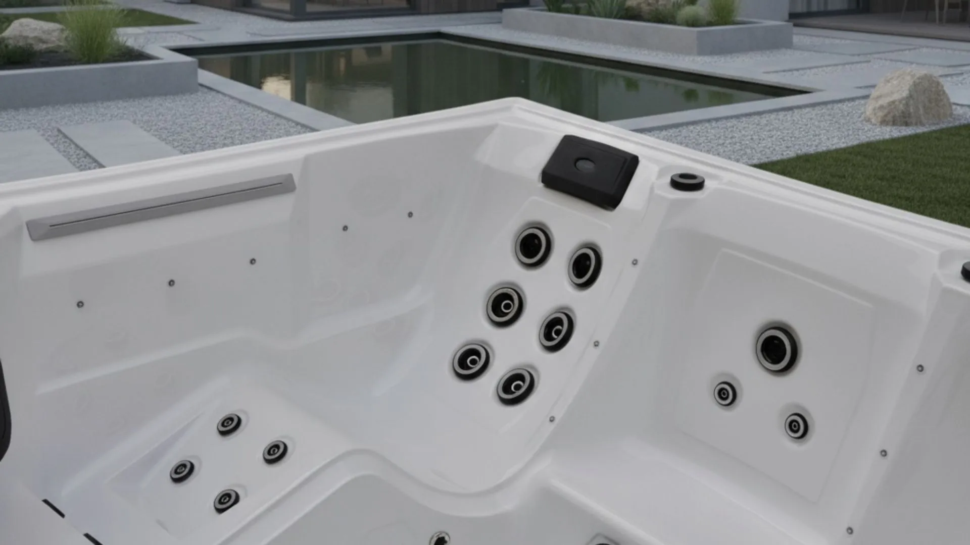 Weißer Whirlpool mit Massagedüsen im modernen Gartendesign