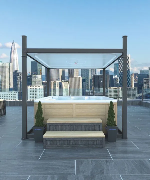 Whirlpool auf Dachterrasse mit Blick auf moderne Stadtskyline