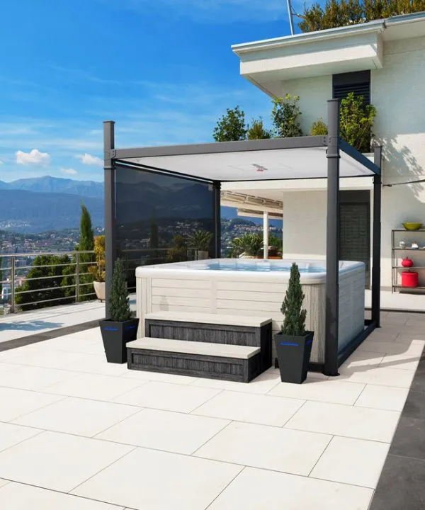 Moderner Whirlpool auf einer Dachterrasse mit Bergblick und Sichtschutz