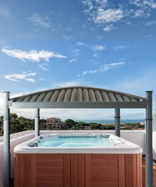 Whirlpool auf Dachterrasse mit Meerblick unter überdachter Konstruktion