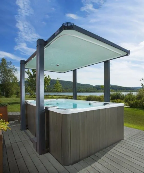 Whirlpool mit Dach auf einer Terrasse mit Seeblick an einem sonnigen Tag