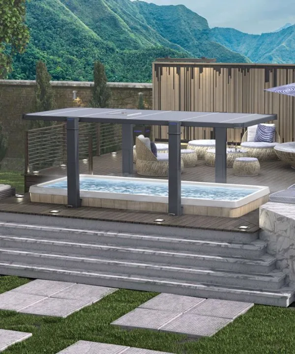 Moderner Whirlpool auf Holzdeck mit Bergblick im Hintergrund