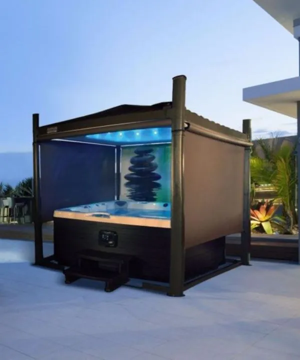 Moderner Whirlpool mit blauer Beleuchtung auf einer Terrasse mit Palmen