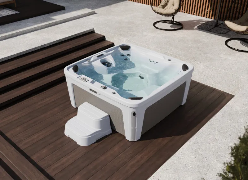 Freunde entspannen im Hot Spring® FreeFlow® Monterey Whirlpool auf der Terrasse