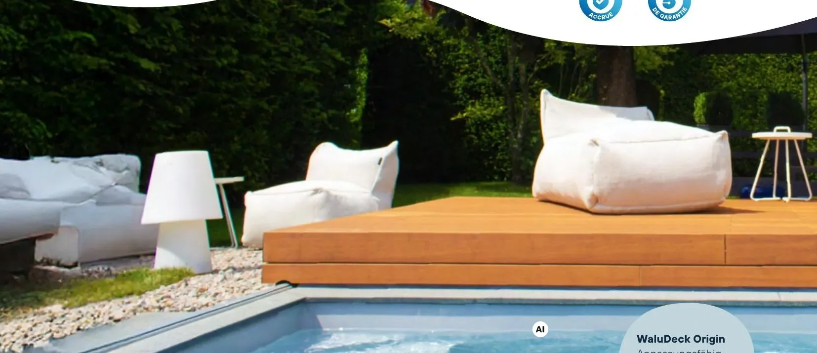 Weiße Lounge-Kissen auf begehbarer WaluDeck-Holzterrasse direkt am Pool
