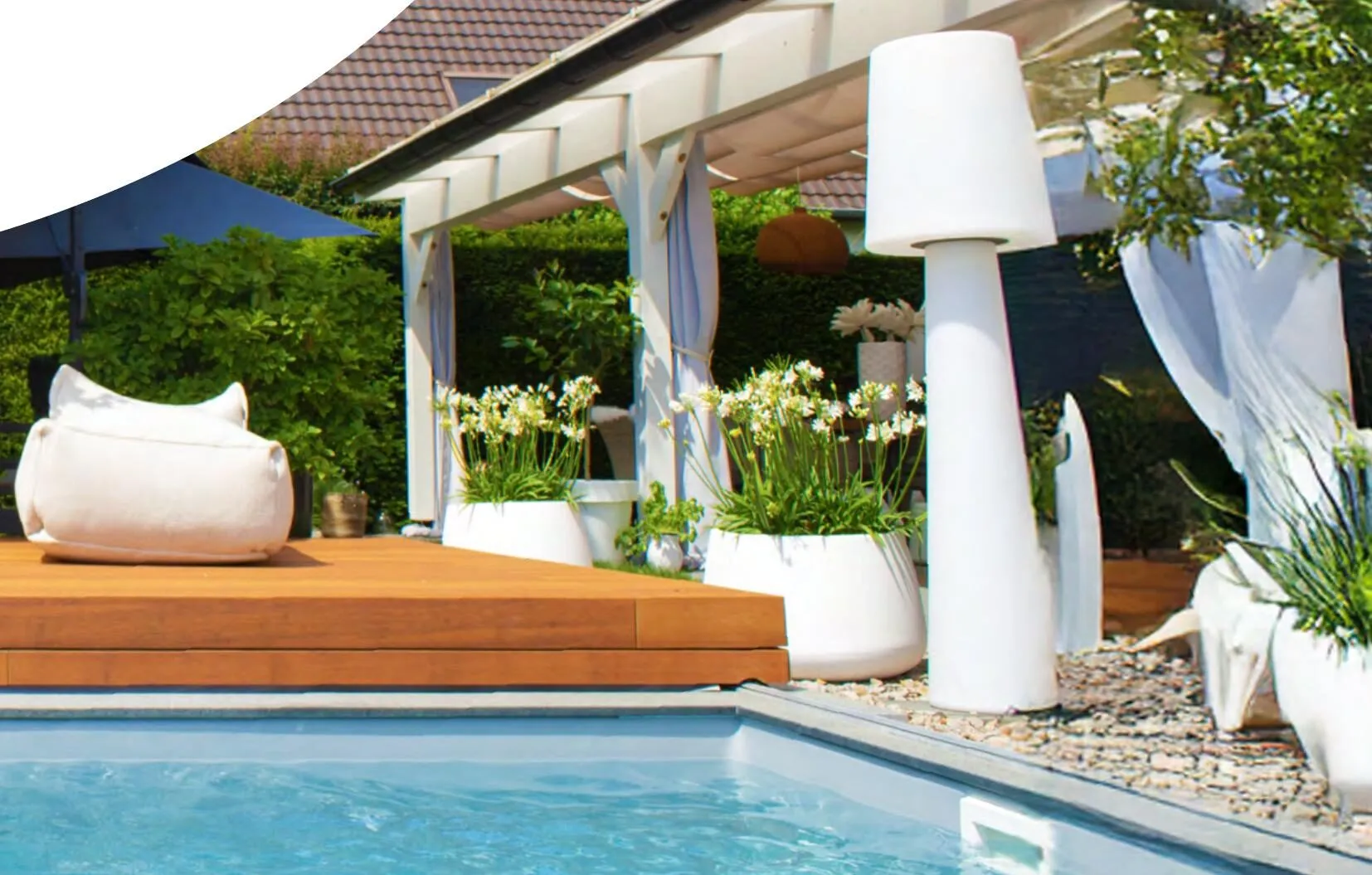 WaluDeck ORIGIN Poolterrasse aus Holz mit Design-Stehleuchten und Pergola im Garten