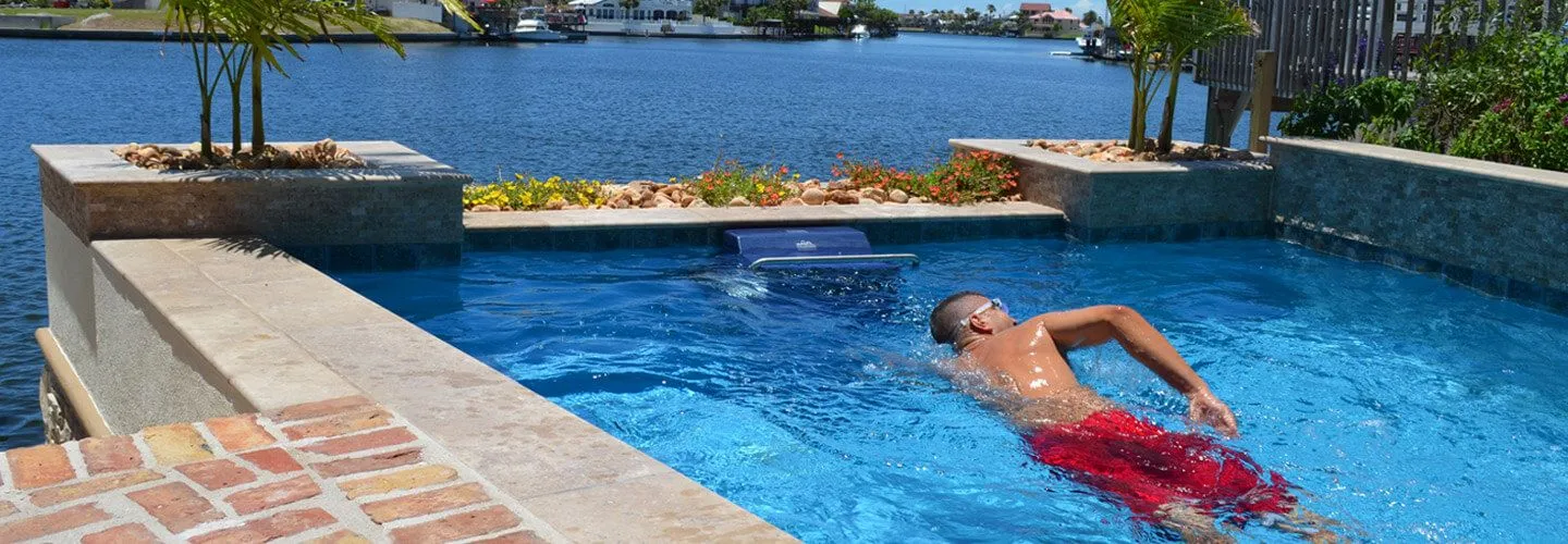Schwimmer trainiert gegen die Endless Pools Fastlane Pro Gegenstromanlage im eigenen Gartenpool