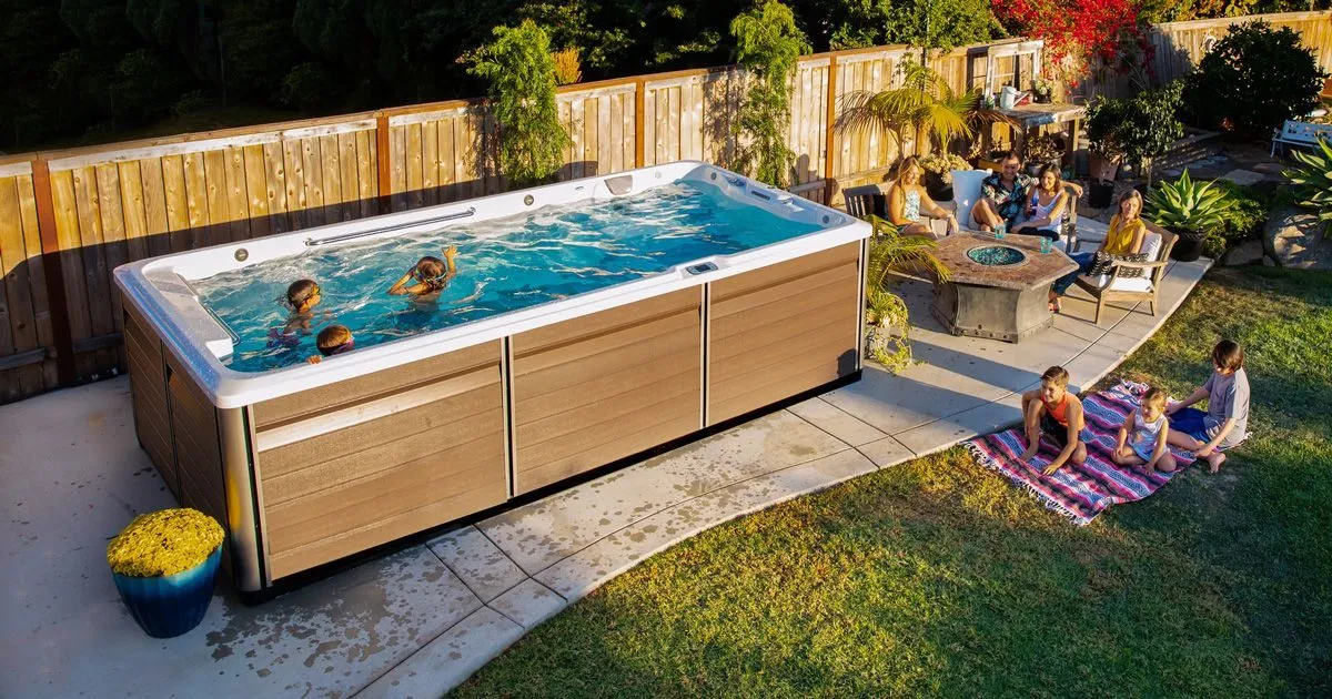 Endless Pools R-Serie: Familie spielt und schwimmt im RecSport R500 SwimSpa im Garten