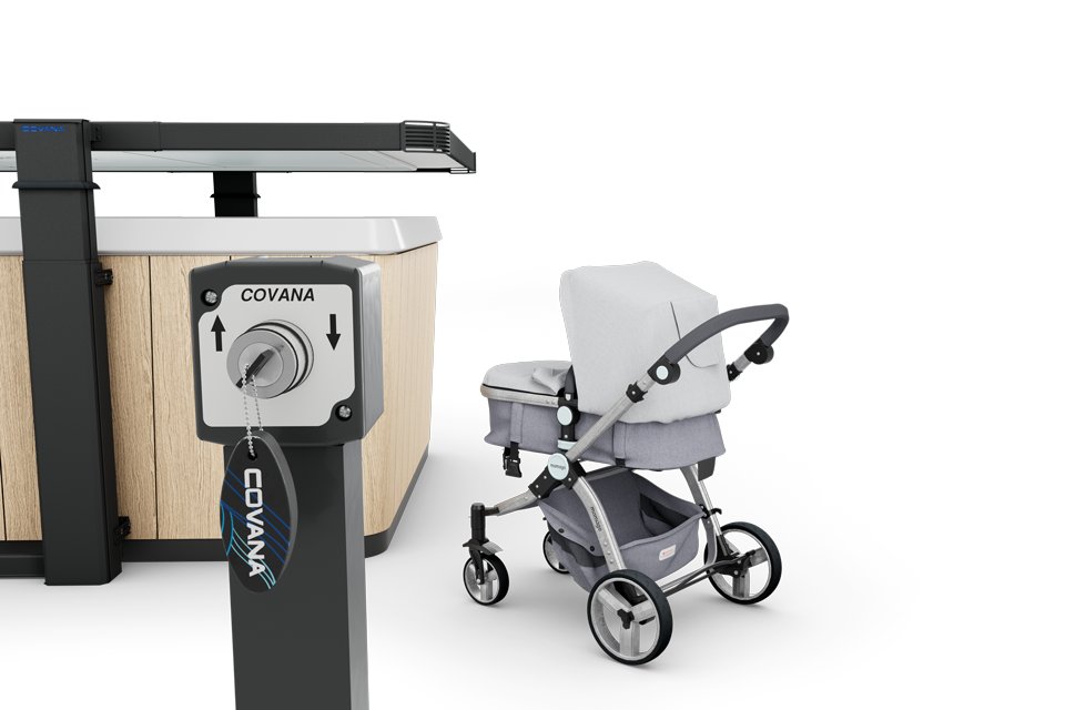 Covana Schlüsselschalter neben einem Kinderwagen – der Antrieb ist flüsterleise