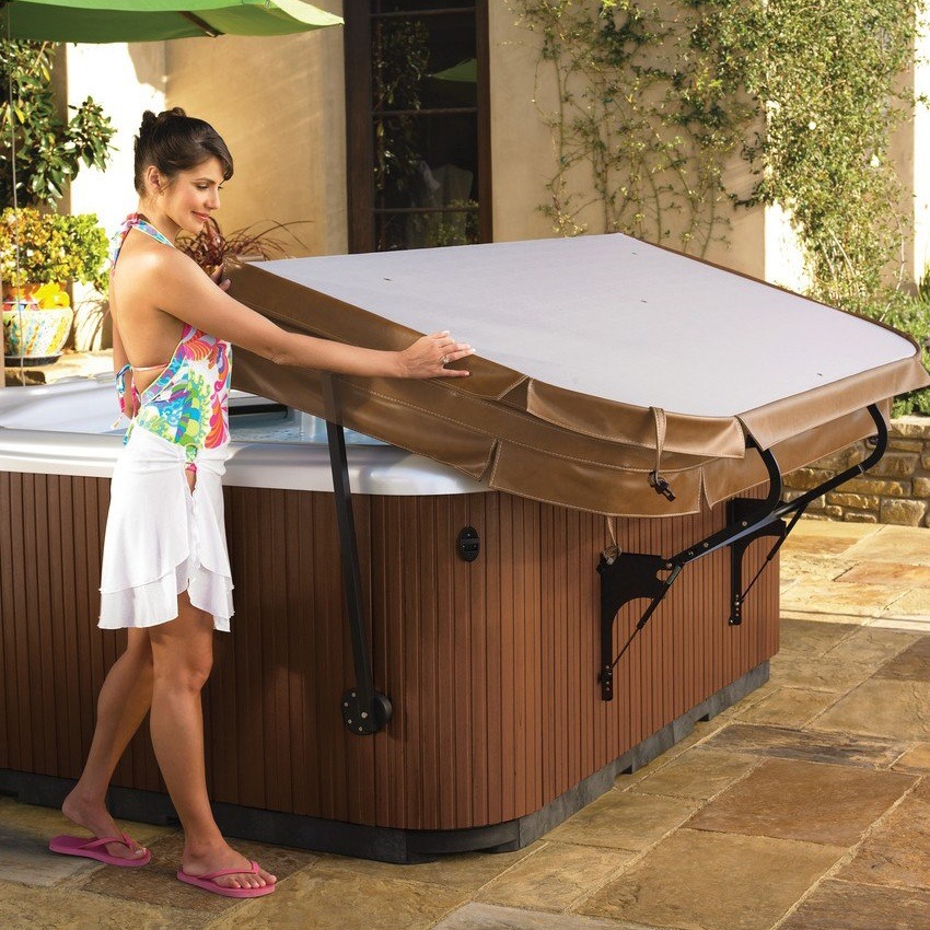 Frau öffnet die Whirlpool-Abdeckung mühelos mit dem CoverCradle Abdeckungslifter von HotSpring