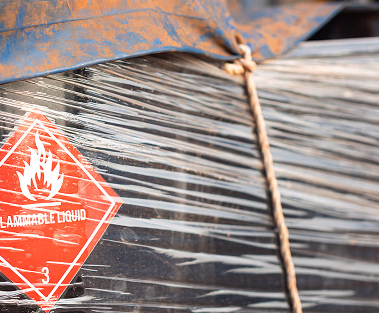 Un panneau rouge et blanc avec une flamme dessus.