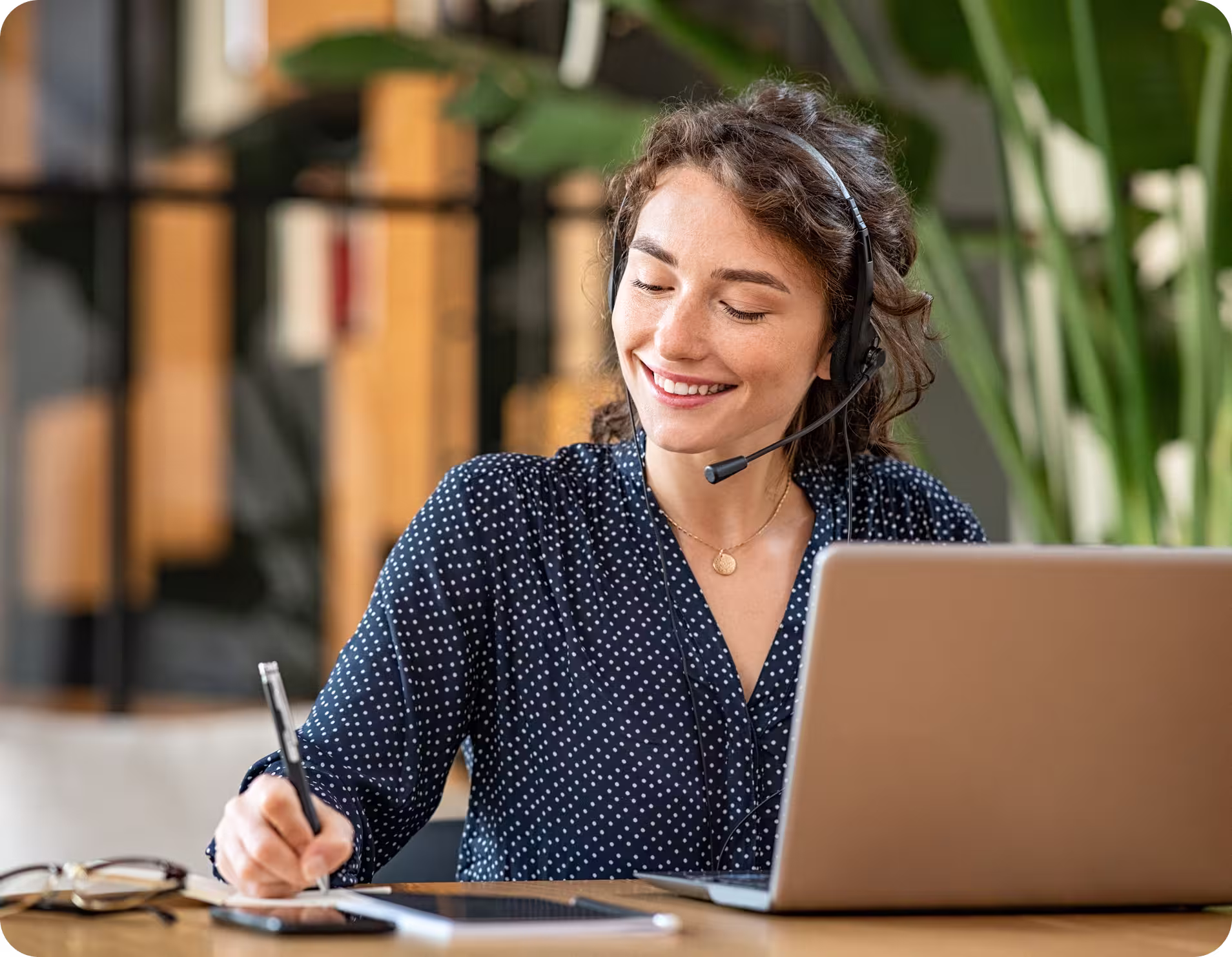 Femme au téléphone avec un client avec un casque sur les oreilles