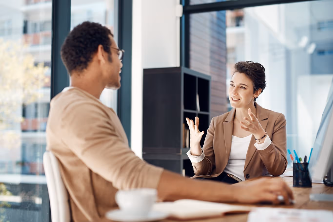Un homme et une femme assis dans un bureau