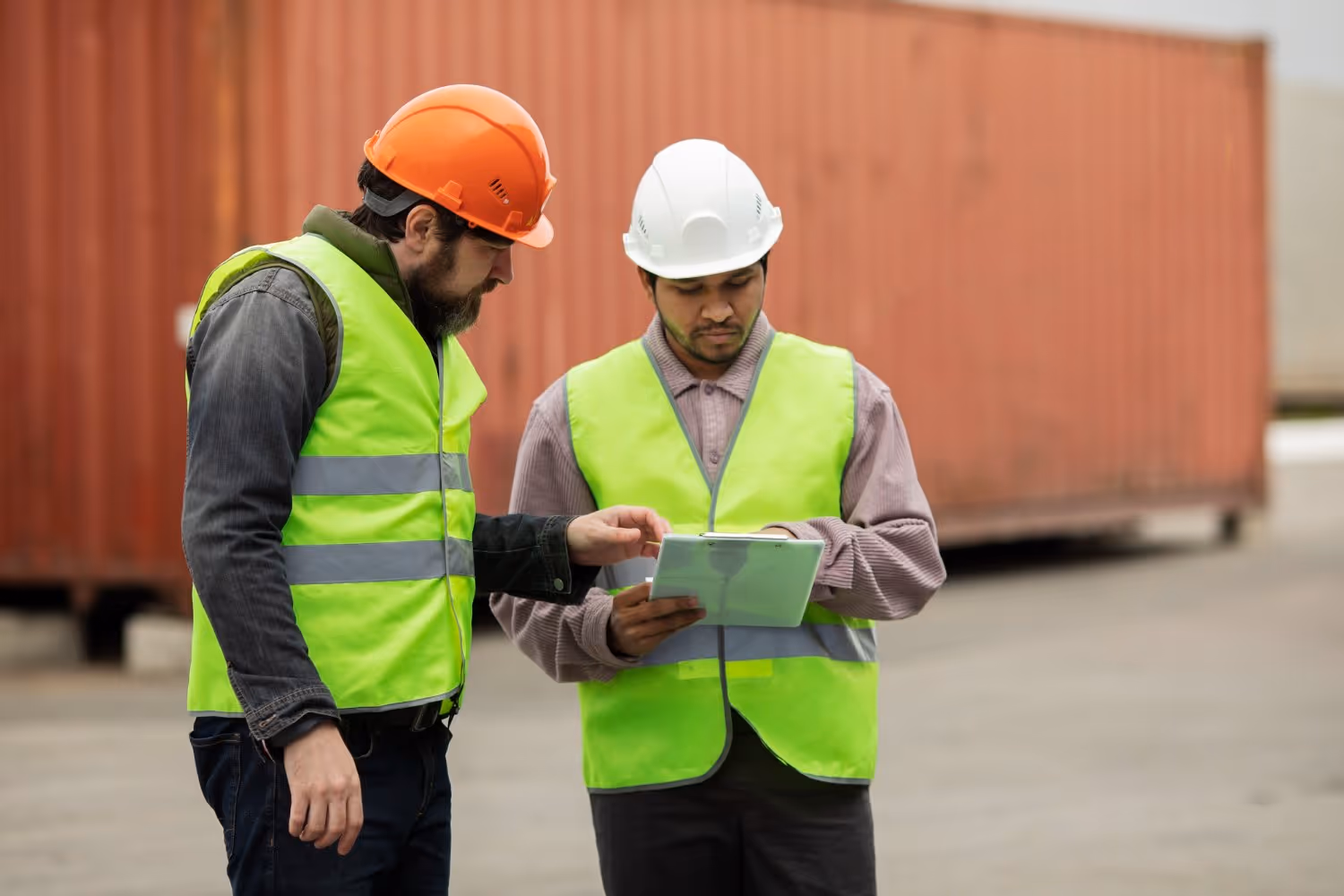 Deux hommes tenant un carnet de note à la main