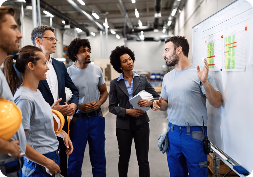 Homme montrant des éléments sur un tableau blanc