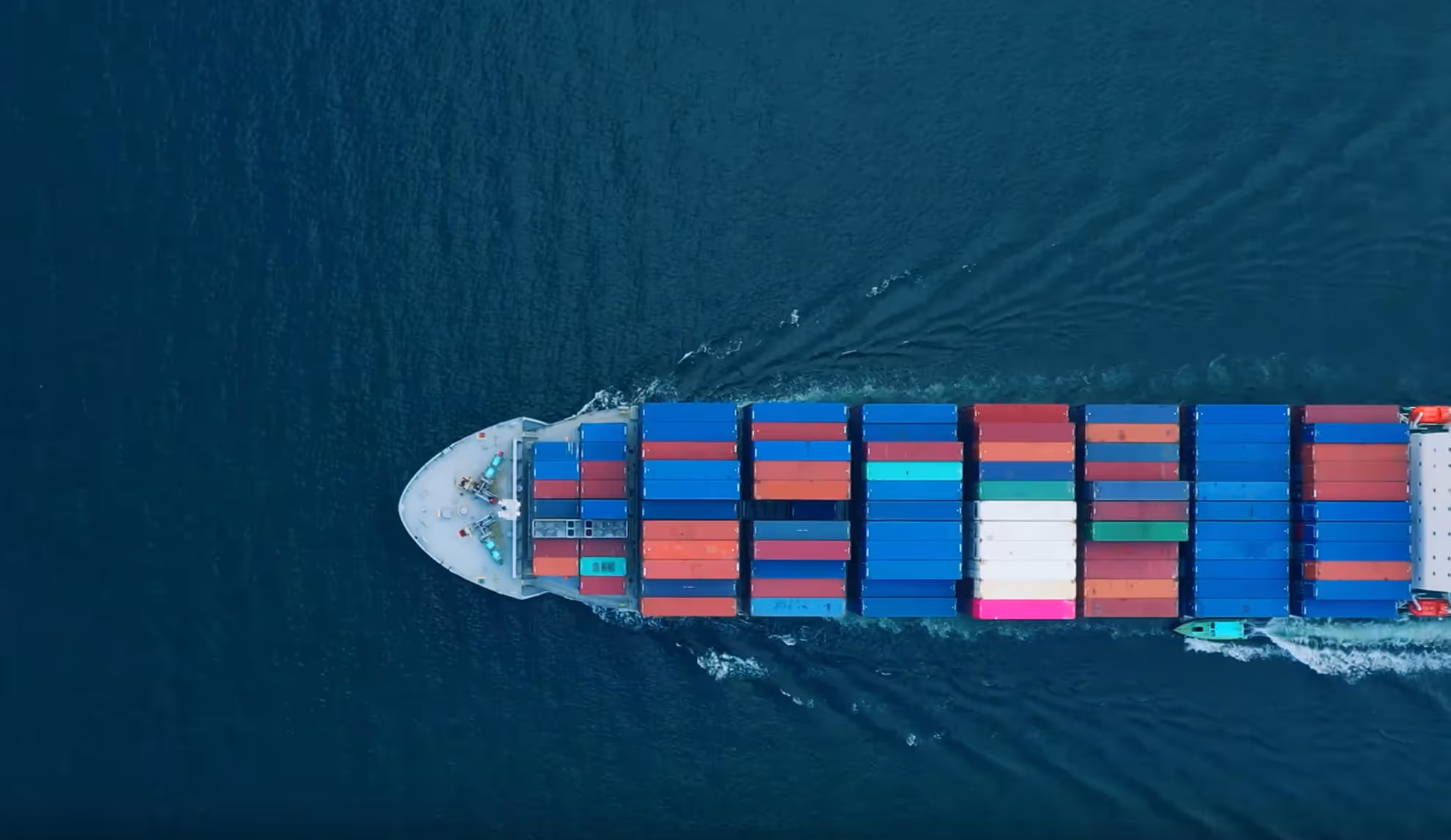 Image d'un bateau cargo dans l'océan