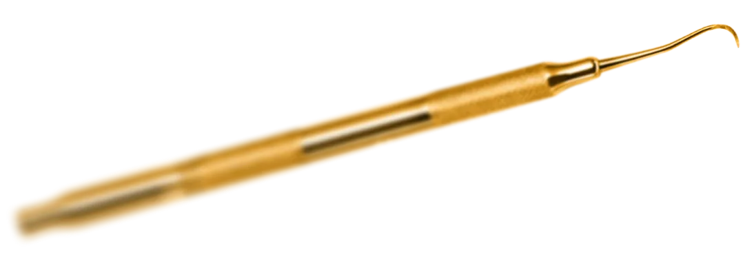 Goldfarbener zahnärztlicher Scaler mit gebogener Spitze ohne Hintergrund