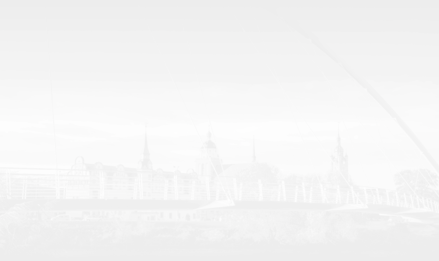 Dunkel gehaltene Stadtansicht von Dessau mit historischer Architektur und moderner Bogenbrücke in der Abendstimmung