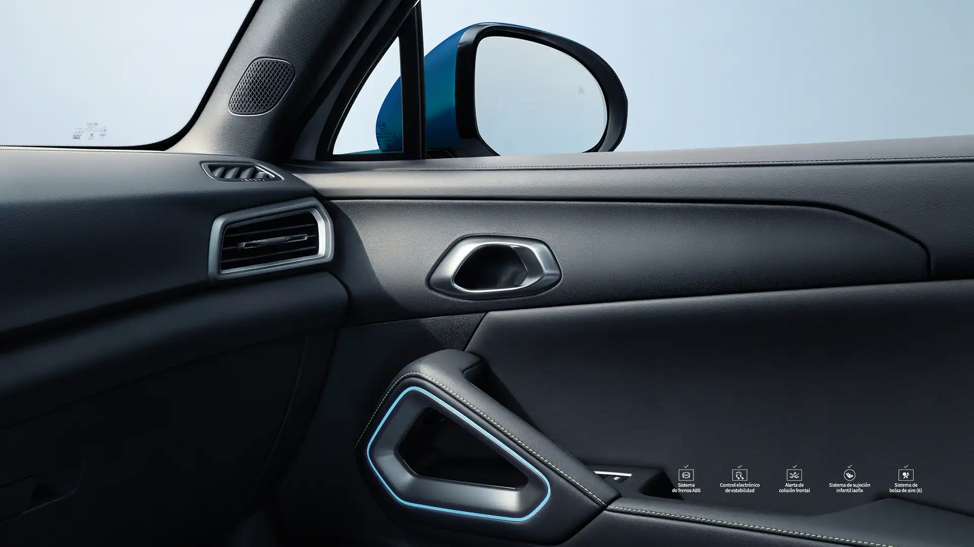 BYD YUAN UP DM-I, interior de puerta con acabados negros y controles de ventana - Codinova