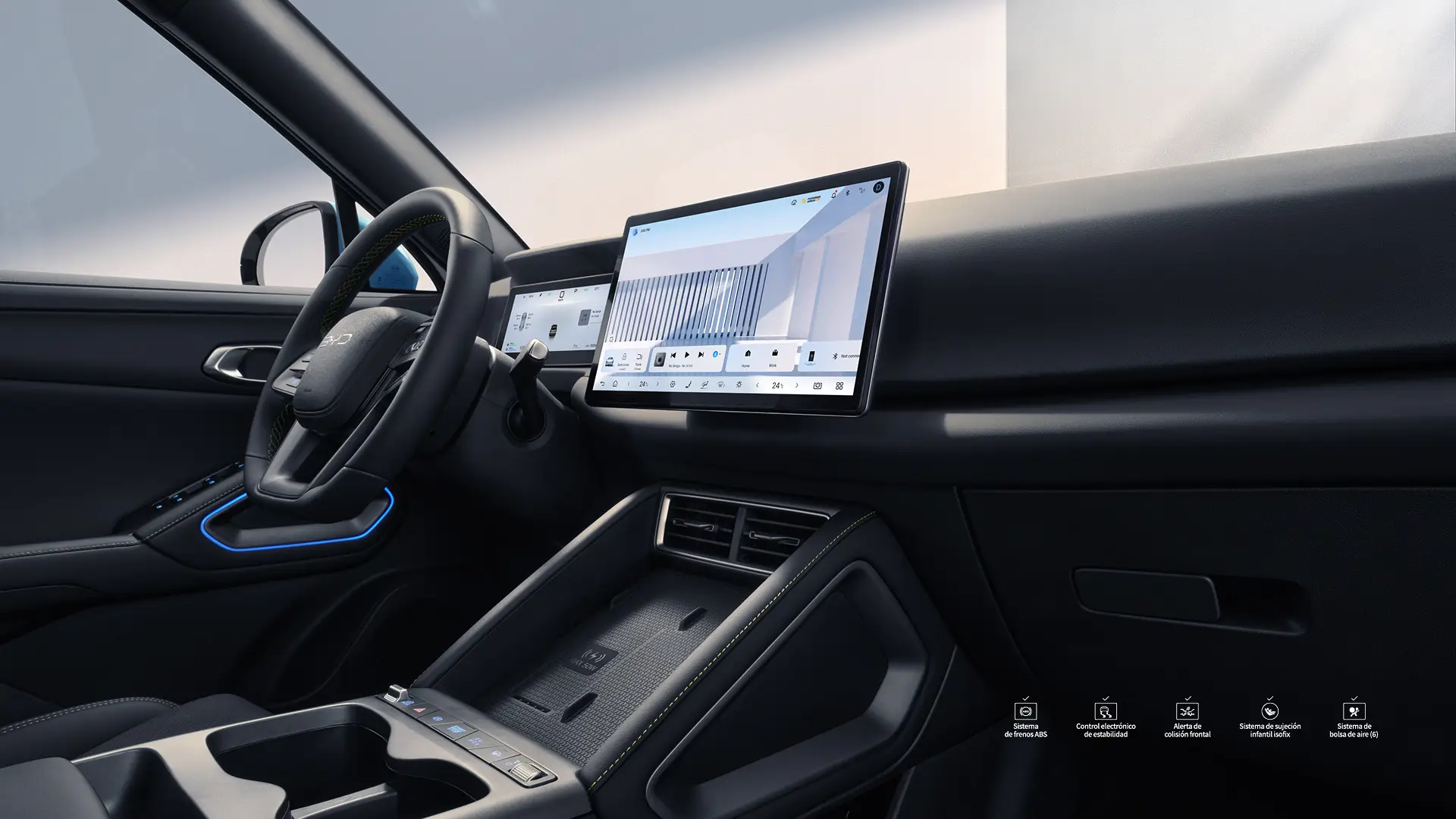 Interior del BYD YUAN UP DM-I, volante, tablero digital, pantalla táctil y consola central - Codinova