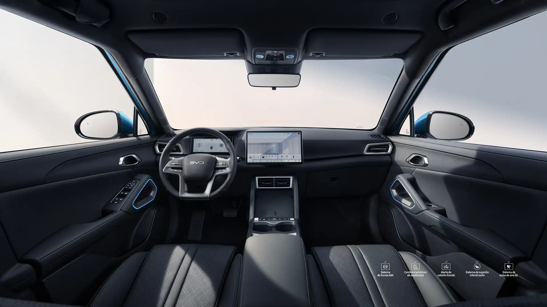 Interior del BYD YUAN UP DM-I, asientos negros, tablero digital y detalles en azul - Codinova