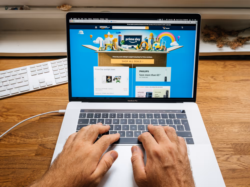 Paris,,France,-,Jul,16:,Hands,Pov,Amazon,Prime,Day