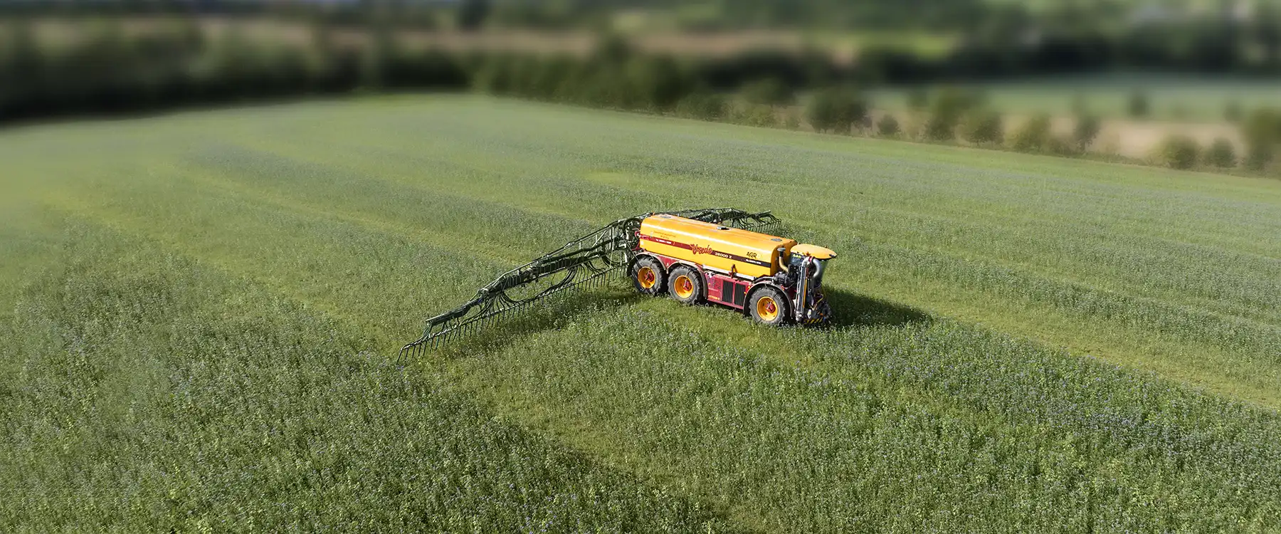 Pflanzenschutzspritze auf Feld der Gutsverwaltung Schönfelder Hochland
