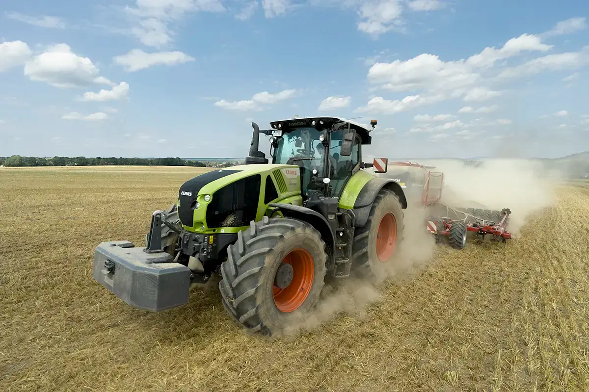 Moderne Landtechnik mit Bodenschonung der Gutsverwaltung Schönfelder Hochland bei Sonnenschein