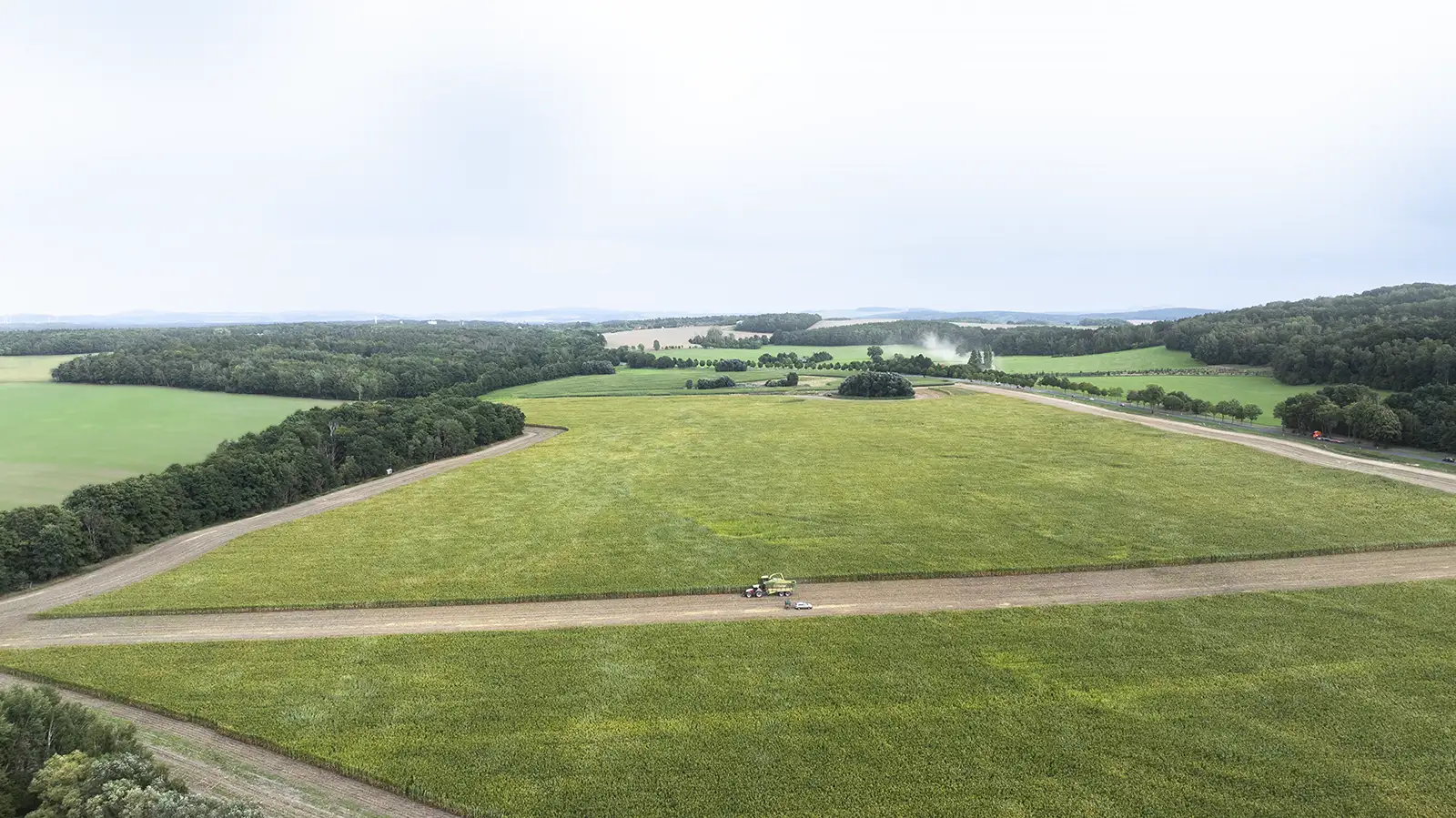 Weite Wiesen und Felder der Gutsverwaltung Schönfelder Hochland