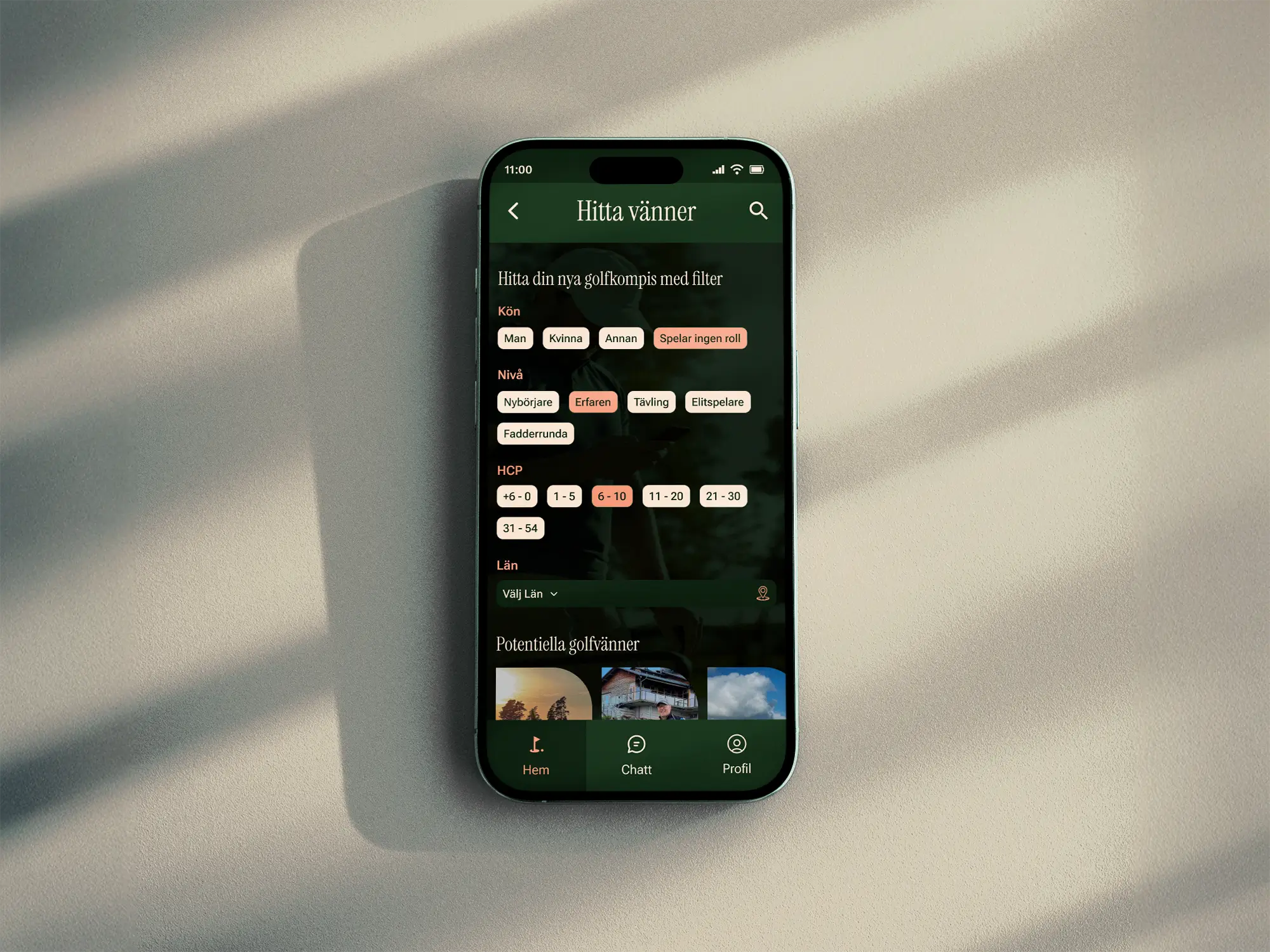 A smartphone displays an app in Swedish for finding friends, with filter options in colored buttons for gender, interests, and age. Sunlight creates soft shadows on the beige surface around the phone.
