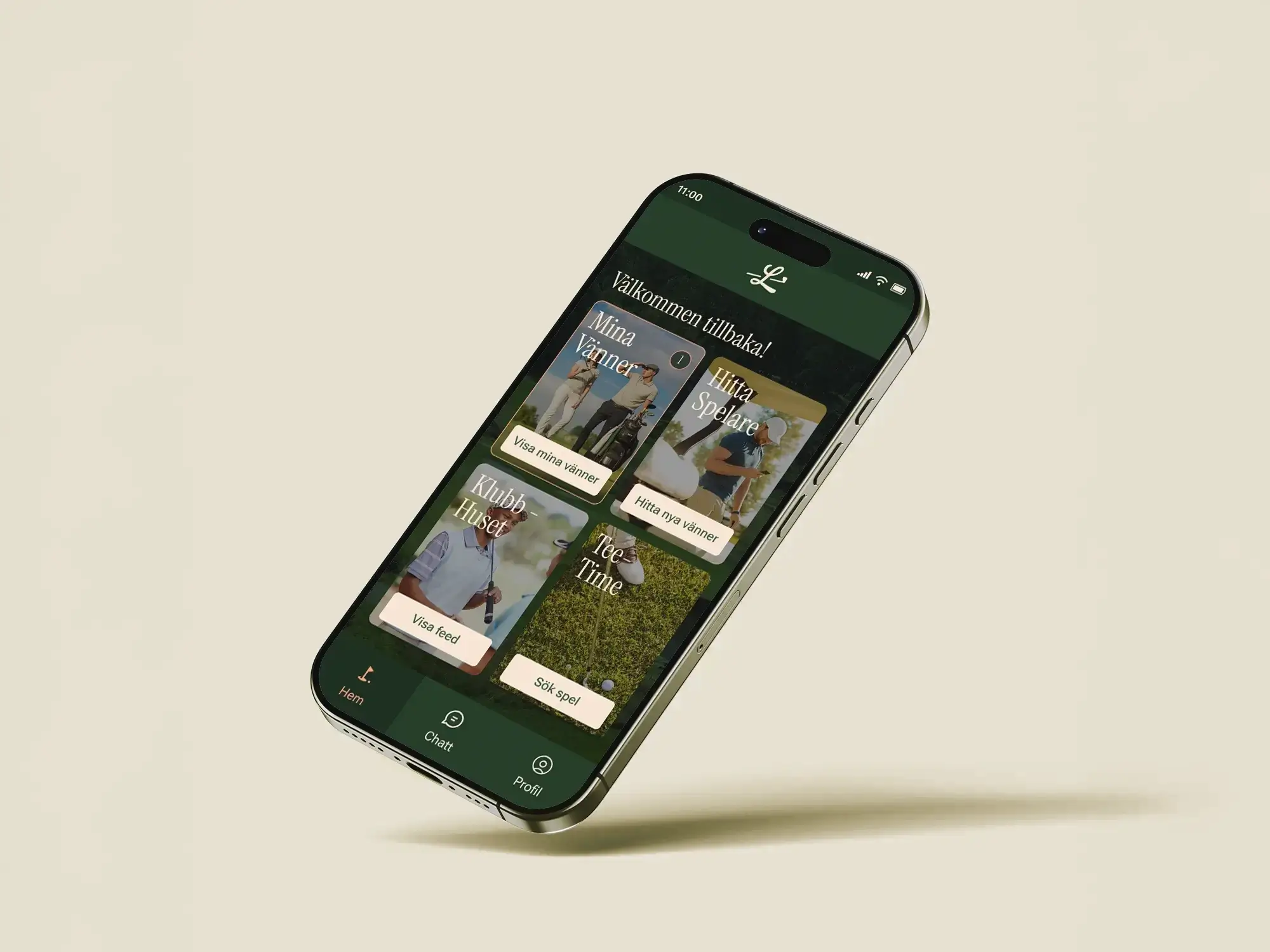 A smartphone displays an app in Swedish with a green interface. Four main menu cards show activities: “Mina Vänner,” “Hitta Spelare,” “Klubbhuset,” and “Tee-Time,” with photos above each option.