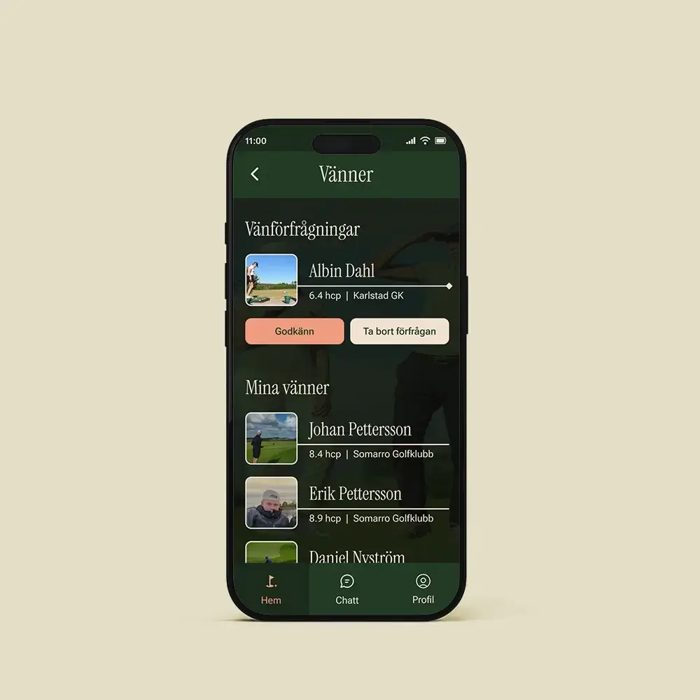 A smartphone displays a Swedish-language app screen showing friend requests and a list of friends, with user profile photos, names, golf club affiliations, and handicap ratings. The background is beige.