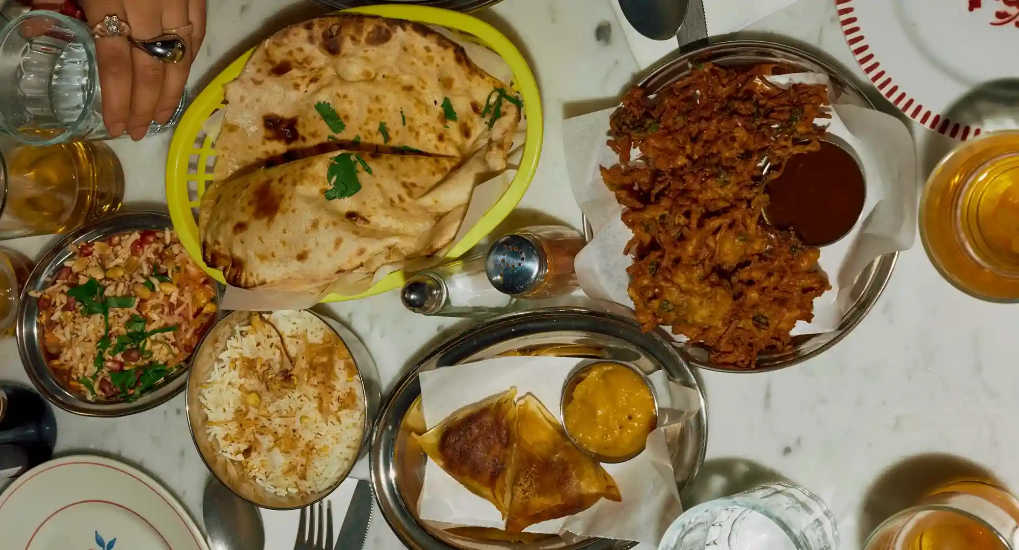 Photo d'un repas convivial entre amis au restaurant indien Gourou à Paris 11