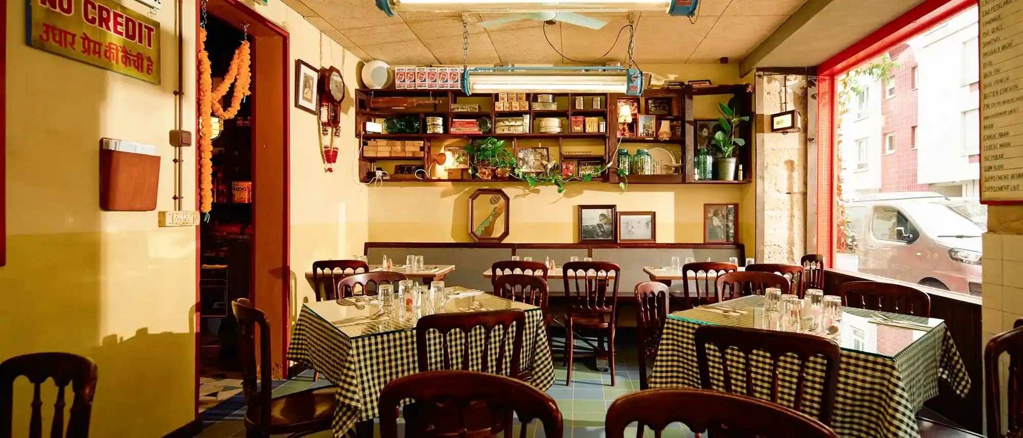 Photo d'intérieur du restaurant indien Gourou basé dans le 11 à Paris avec une décoration soignée et une cuisine maison authentique