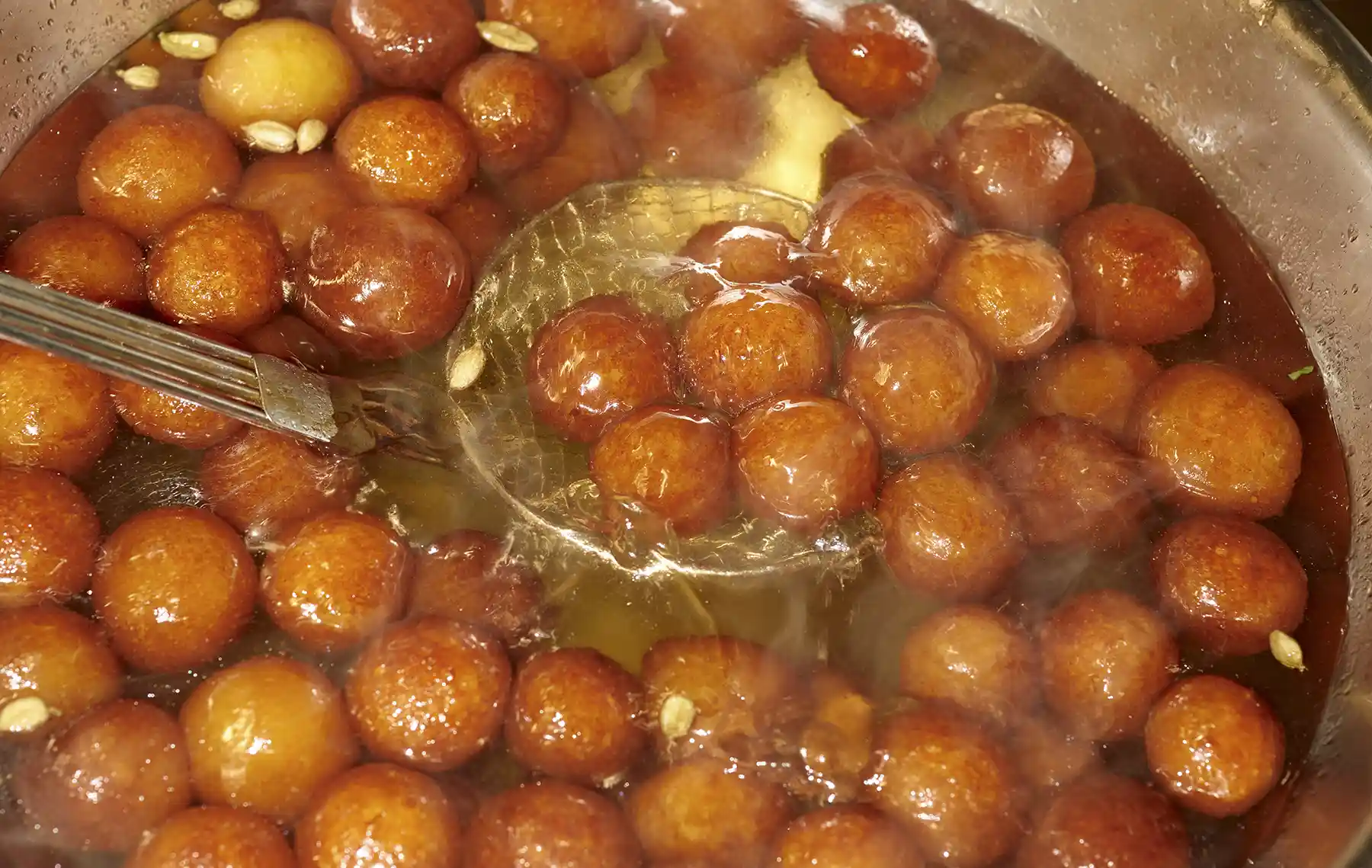 Macro photographie d'un dessert gourmand de chez Gourou Indian Food Paris 11