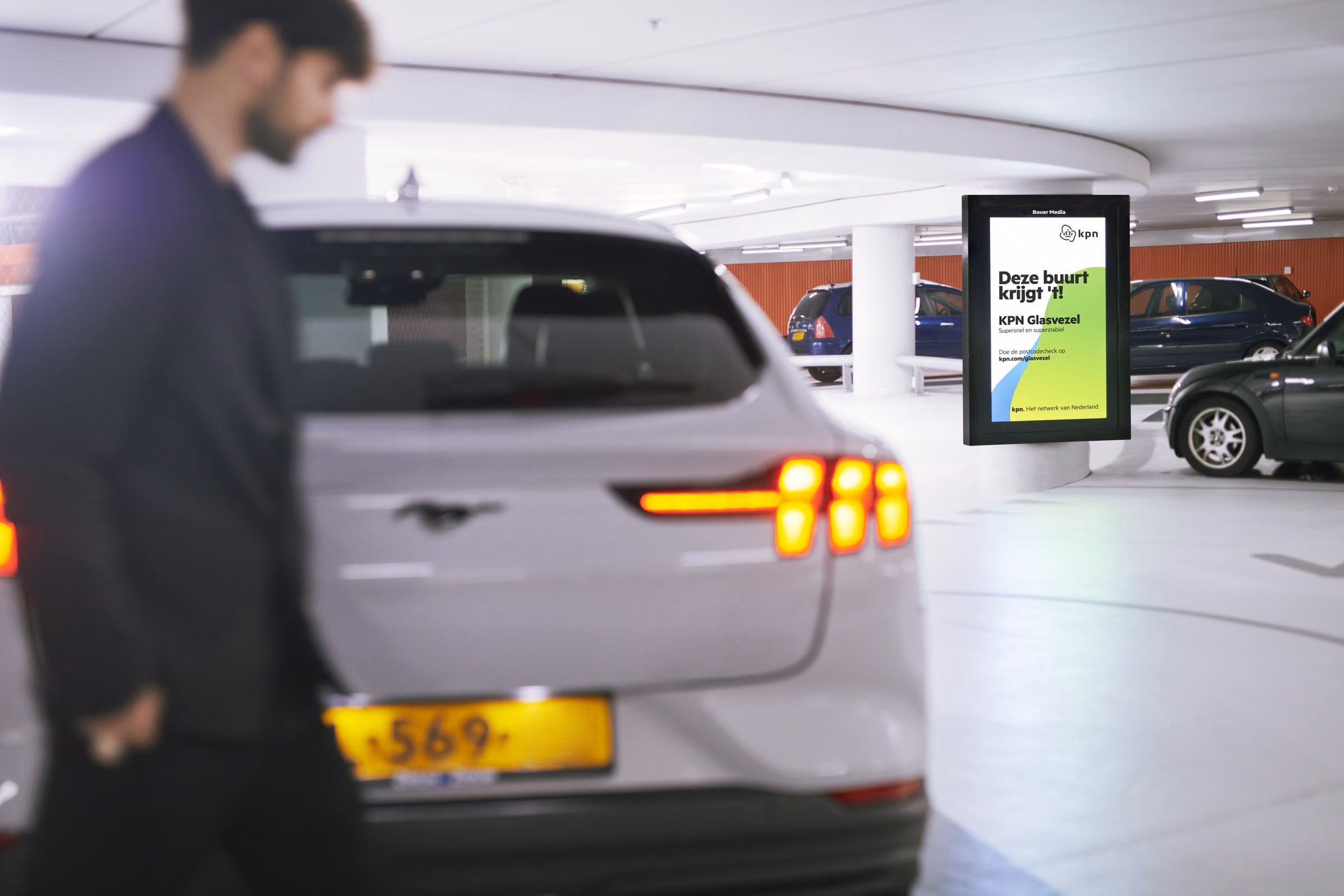 Een digitaal scherm in een parkeergarage